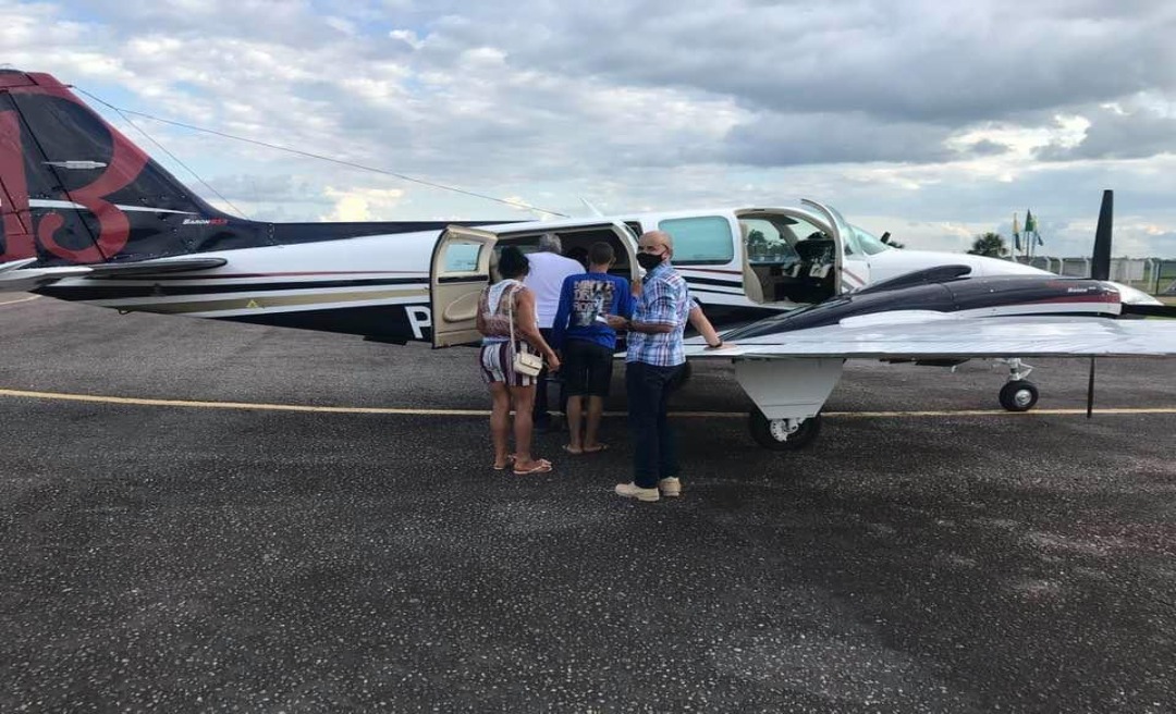 Governador Gladson Cameli manda avião particular levar criança doente de Feijó para Cruzeiro do Sul